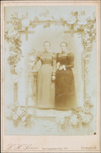 712782 Cabinetfoto van twee onbekende dames, gemaakt door L.H. Serré, Photographe, Photographie Instantanée, ...